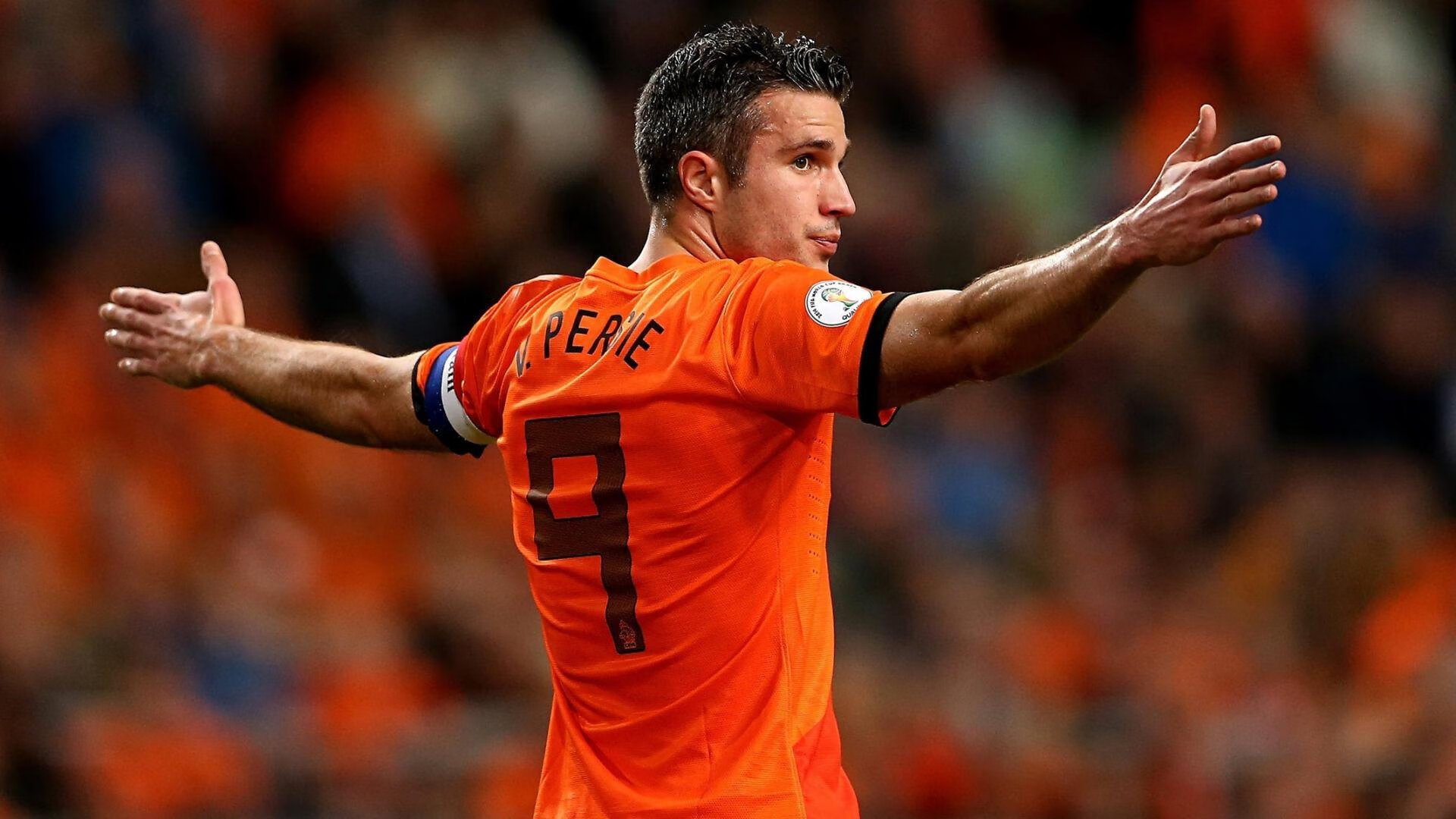 球迷原创歌曲走红成为比赛现场打气助威的重要标志，球迷经常唱的歌