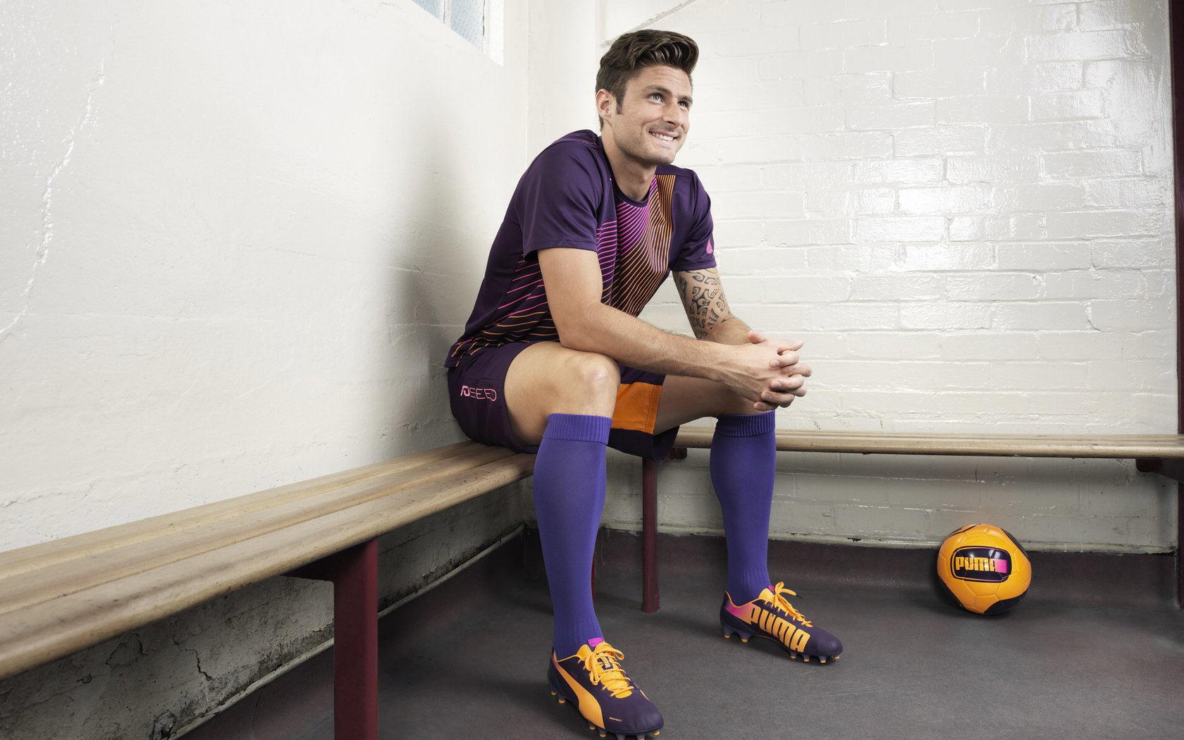 足球运动生态链构建，涵盖培训、比赛、转播全产业链，足球生涯模式